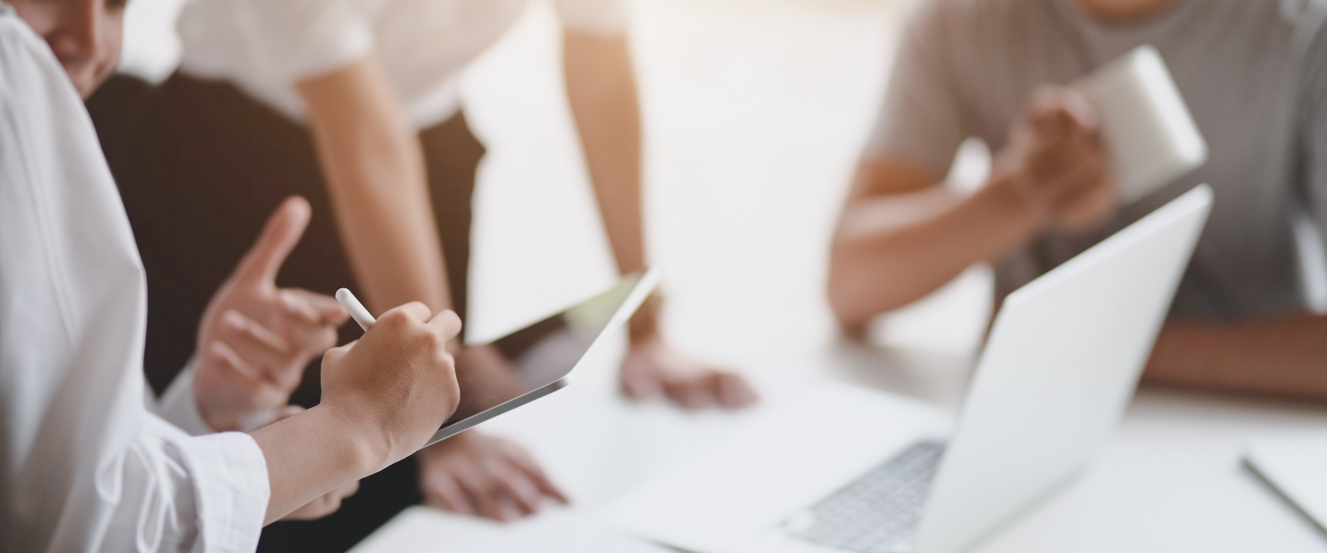 Ausschnitt aus einer Besprechung eines jungen Geschäftsteams, das gemeinsam den Plan erörtert