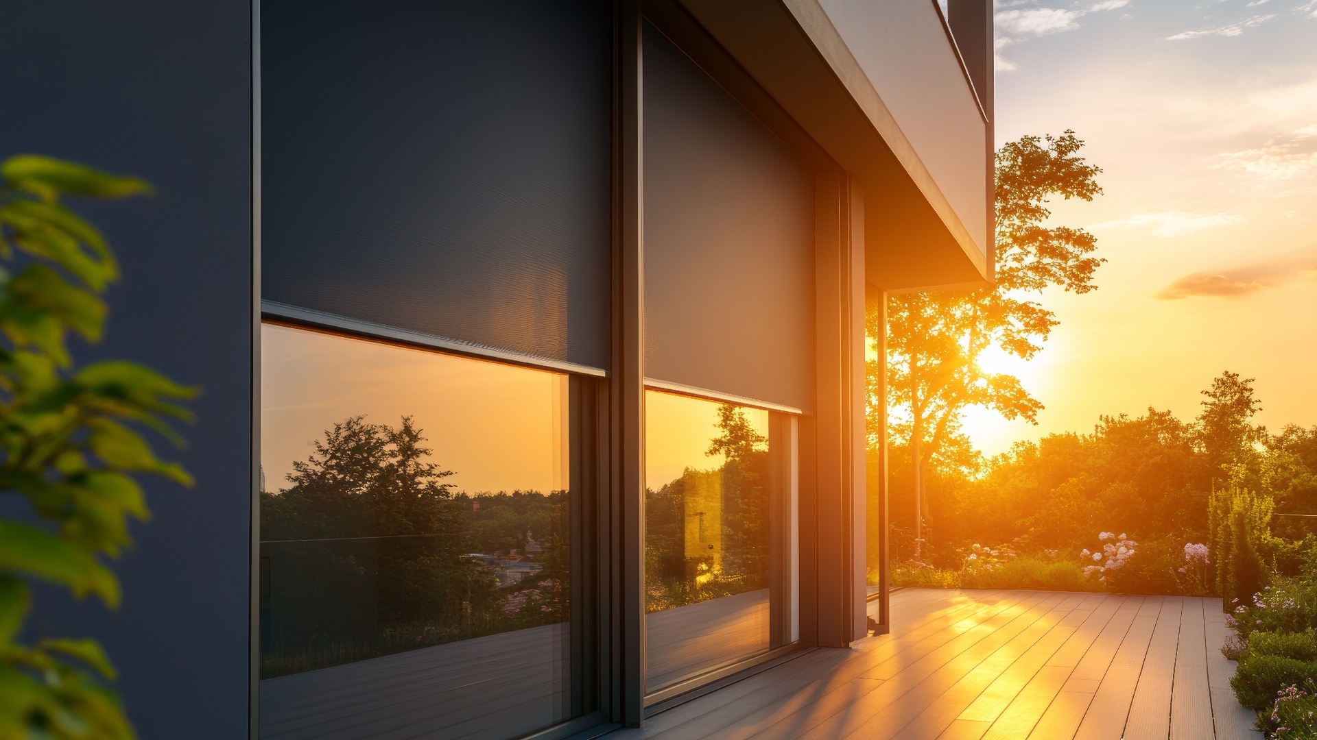 Bilddarstellung von Rollos, die an einem Panoramafenster eines modernen Hauses angebracht sind. Die Außenrollläden bieten Sonnenschutz und Privatsphäre für den Außenbereich des Hauses.