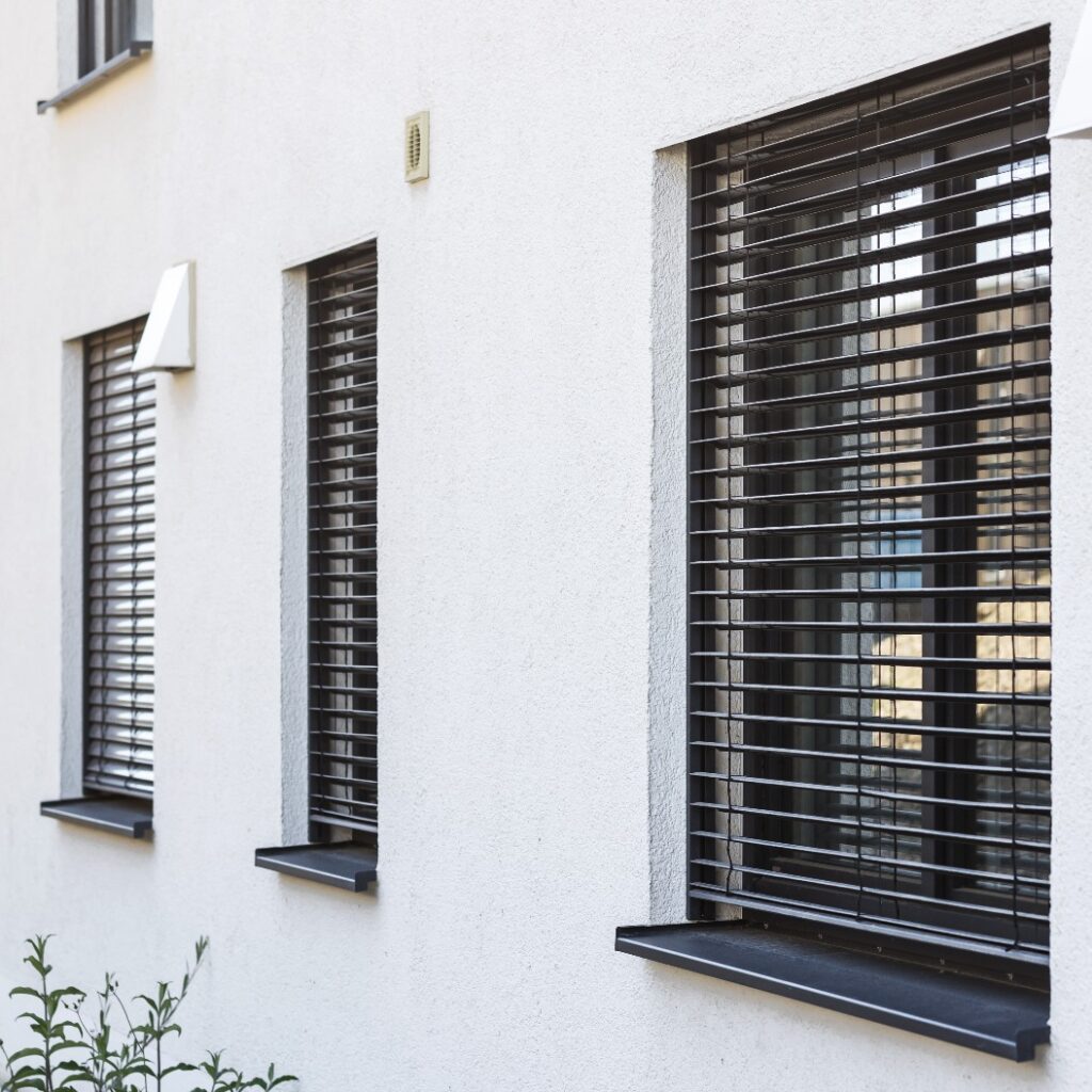 Rollos an modernen Fenstern im Außenbereich. Außenrollos an Fenstern. Fensterrollos im Außenbereich.